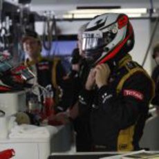 Kimi Räikkönen se pone su casco en el box de Lotus