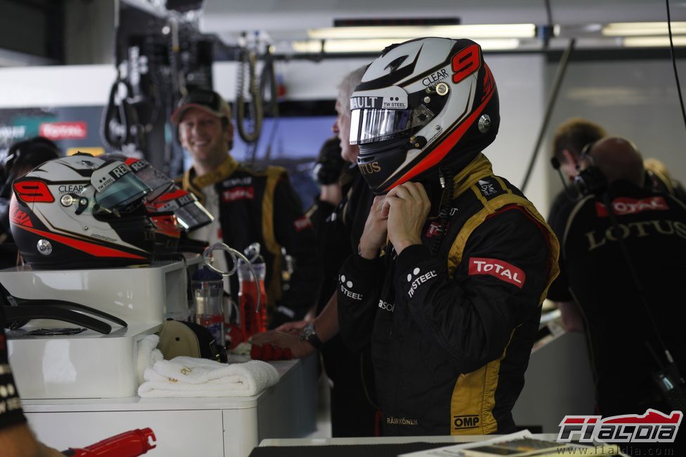 Kimi Räikkönen se pone su casco en el box de Lotus