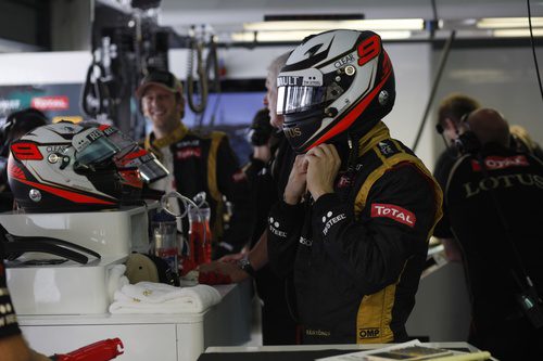 Kimi Räikkönen se pone su casco en el box de Lotus