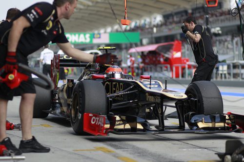 Romain Grosjean cambiando neumáticos