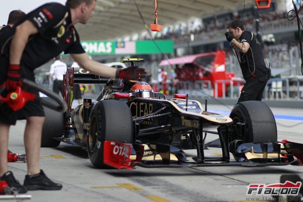 Romain Grosjean cambiando neumáticos