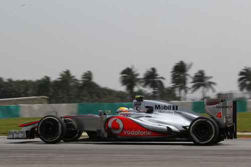 Vista lateral del monoplaza de Lewis Hamilton