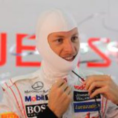 Jenson Button sonríe antes de ponerse el casco