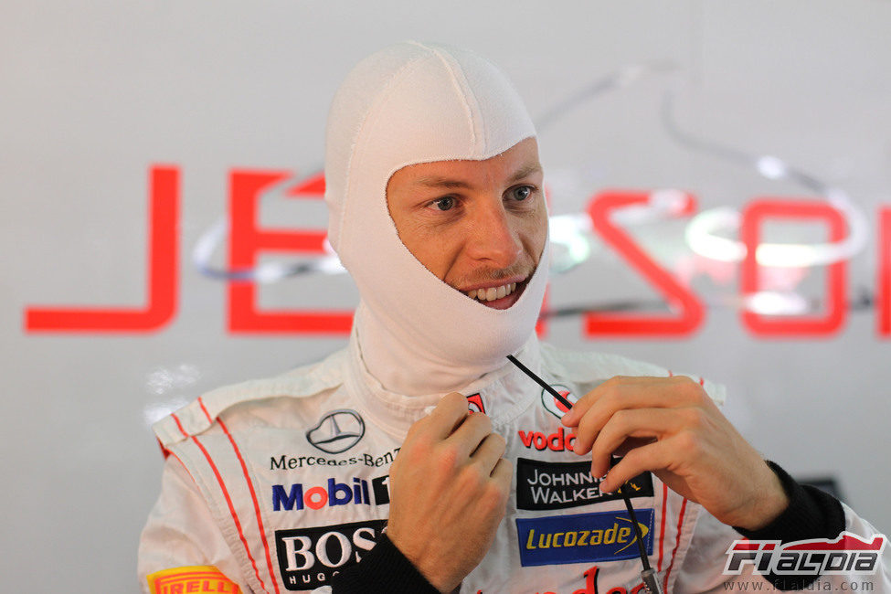 Jenson Button sonríe antes de ponerse el casco