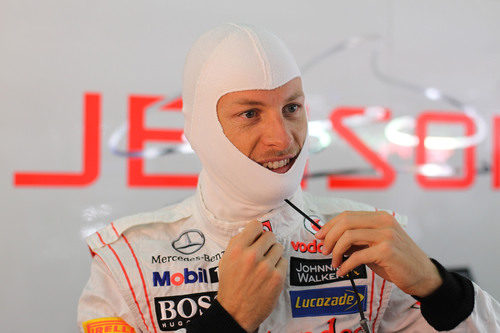 Jenson Button sonríe antes de ponerse el casco
