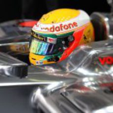 Lewis Hamilton sentado en su McLaren
