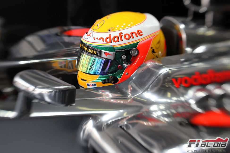 Lewis Hamilton sentado en su McLaren