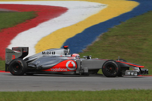 Vista lateral de Jenson Button en Malasia