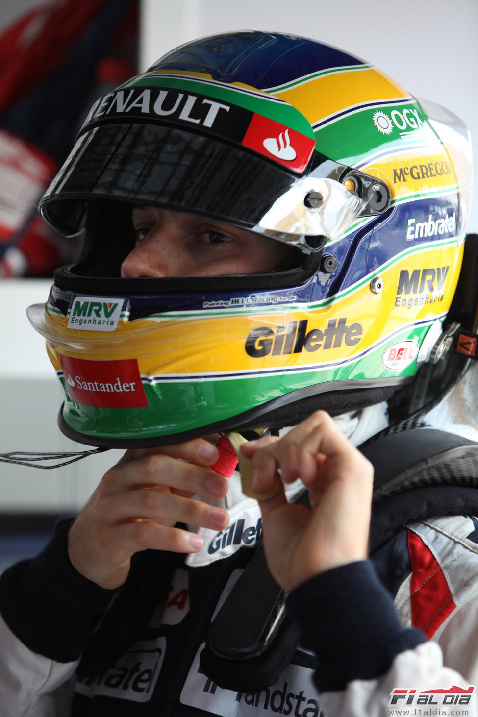 Bruno Senna se pone su casco