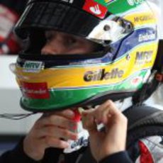 Bruno Senna se pone su casco