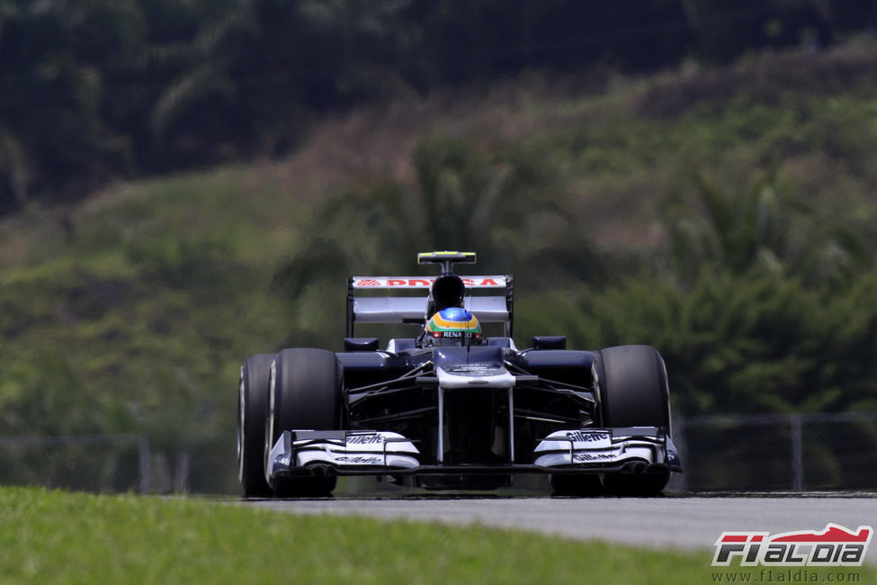Bruno Senna rueda con el Williams en Sepang