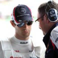 Bruno Senna hablando con su ingeniero durante la clasificación del GP de Malasia 2012