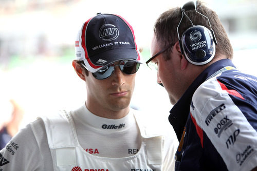 Bruno Senna hablando con su ingeniero durante la clasificación del GP de Malasia 2012