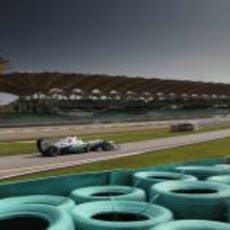Nico Rosberg rueda durante los libres en el circuito de Sepang