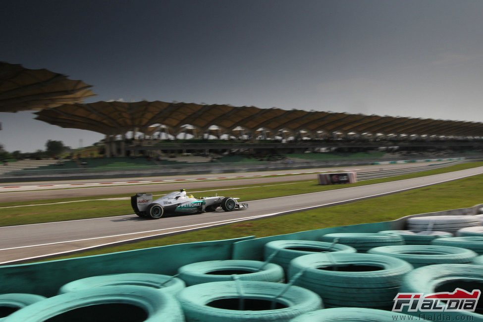 Nico Rosberg rueda durante los libres en el circuito de Sepang
