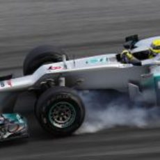 Nico Rosberg se pasa de frenada durante la clasificación de Malasia 2012