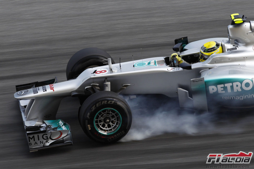 Nico Rosberg se pasa de frenada durante la clasificación de Malasia 2012