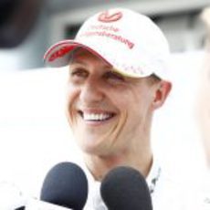 Michael Schumacher, sonriente ante los medios en Sepang