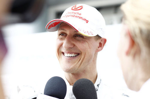 Michael Schumacher, sonriente ante los medios en Sepang