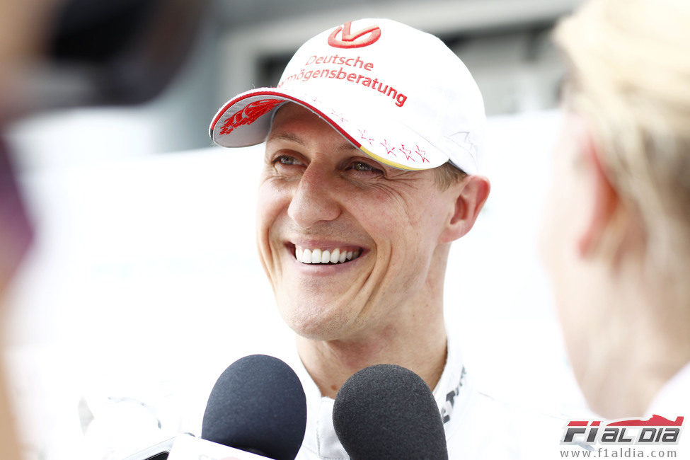 Michael Schumacher, sonriente ante los medios en Sepang