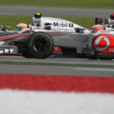 Hamilton y Button juntos en el carrera de Malasia 2012