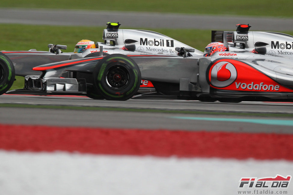 Hamilton y Button juntos en el carrera de Malasia 2012