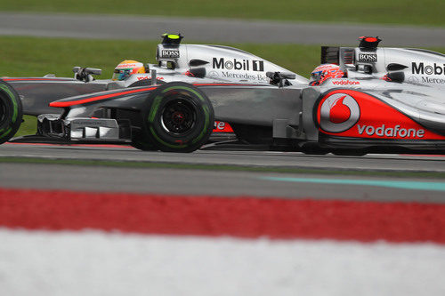 Hamilton y Button juntos en el carrera de Malasia 2012