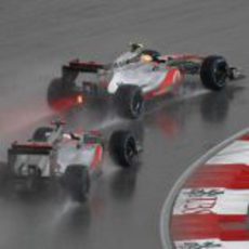 Jenson Button y Lewis Hamilton pelean en Sepang