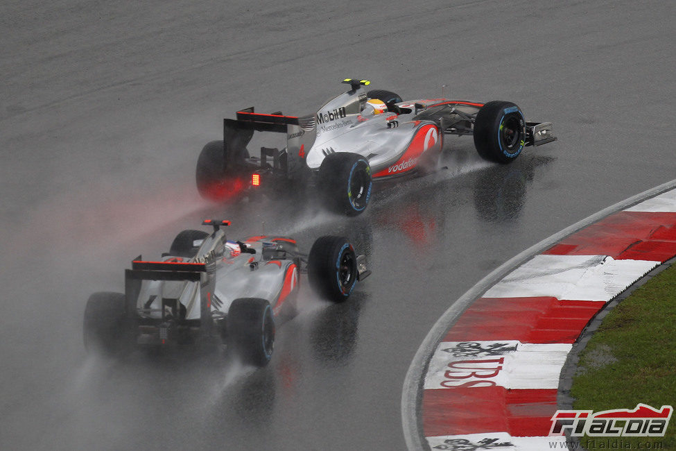 Jenson Button y Lewis Hamilton pelean en Sepang