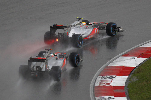 Jenson Button y Lewis Hamilton pelean en Sepang