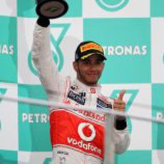 Lewis Hamilton levanta su trofeo en el GP de Malasia 2012