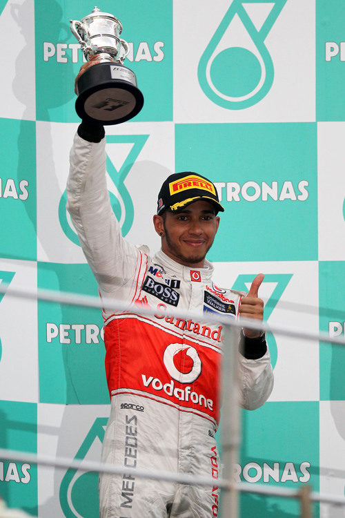 Lewis Hamilton levanta su trofeo en el GP de Malasia 2012