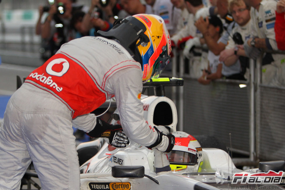 Lewis Hamilton felicita a Sergio Pérez por su segundo puesto