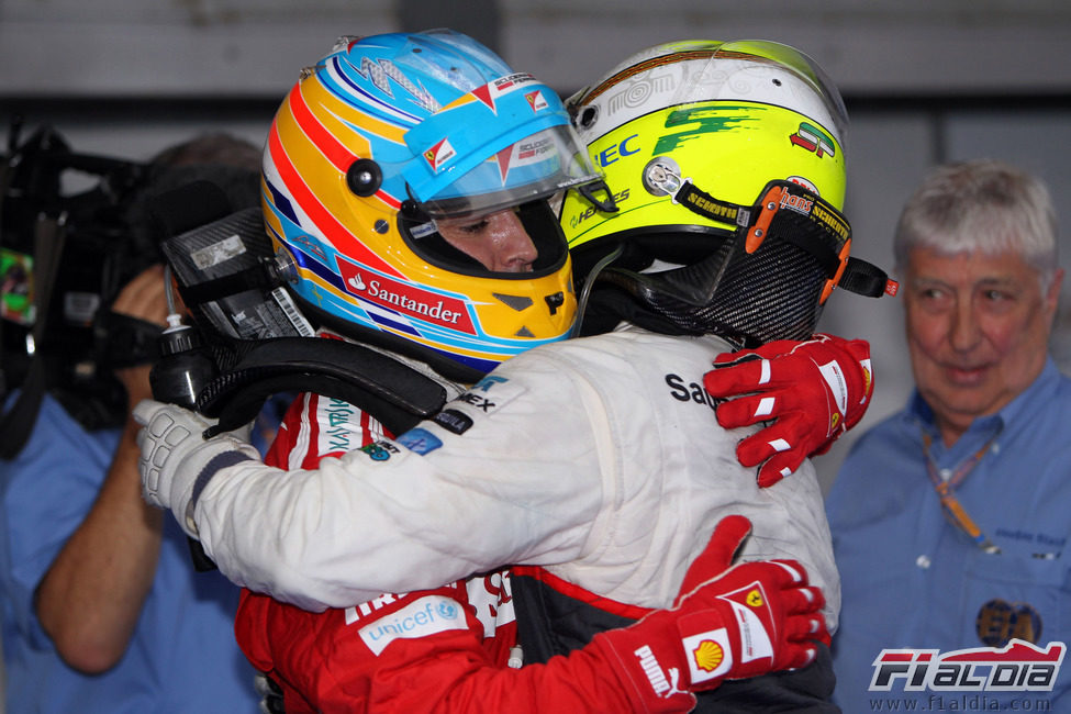 Alonso y Pérez se abrazan tras el GP de Malasia 2012