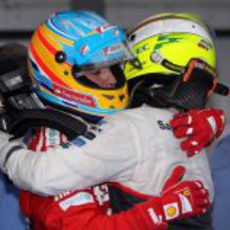 Alonso y Pérez se abrazan tras el GP de Malasia 2012