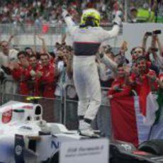 Sergio Pérez celebra con su equipo el segundo puesto