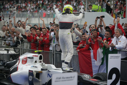 Sergio Pérez celebra con su equipo el segundo puesto