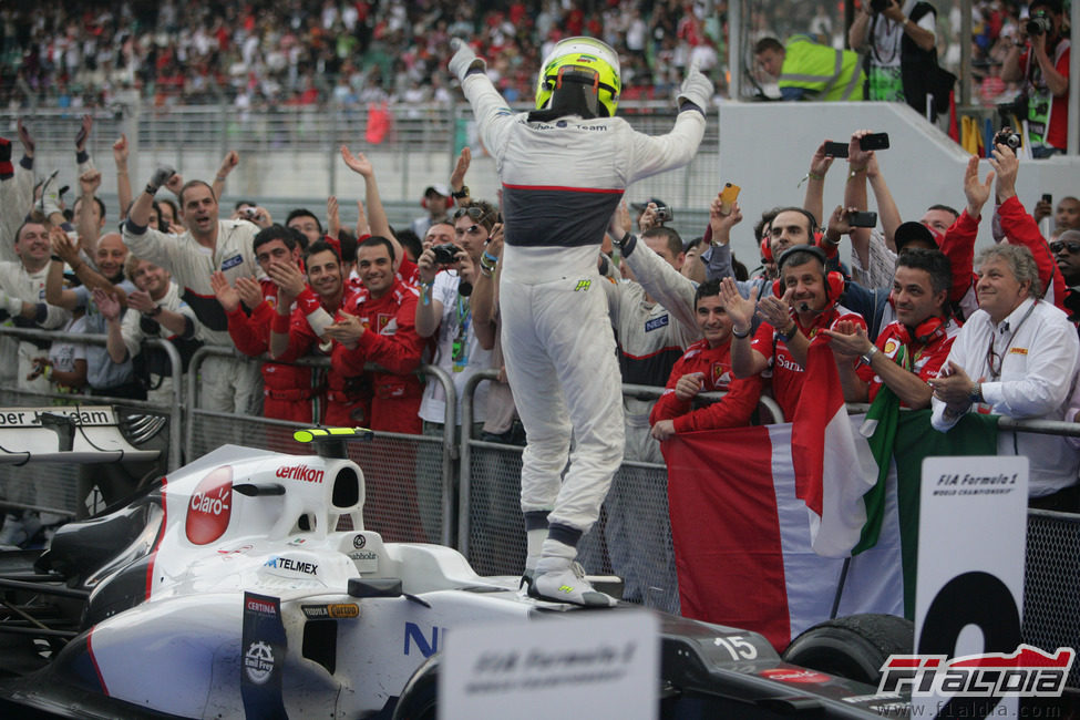 Sergio Pérez celebra con su equipo el segundo puesto