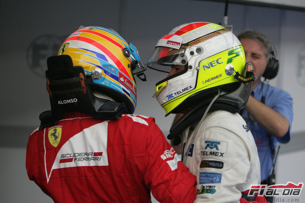 Alonso y Pérez juntos tras la carrera de Malasia 2012
