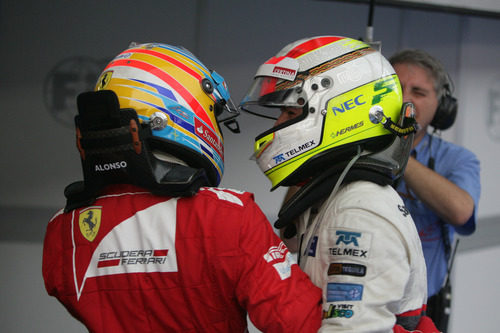 Alonso y Pérez juntos tras la carrera de Malasia 2012