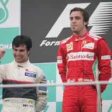 Sergio Pérez y Fernando Alonso en lo más alto del podio del GP de Malasia 2012