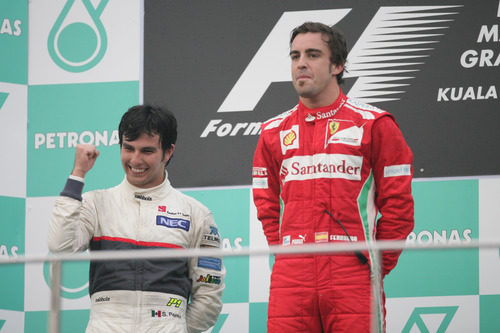 Sergio Pérez y Fernando Alonso en lo más alto del podio del GP de Malasia 2012