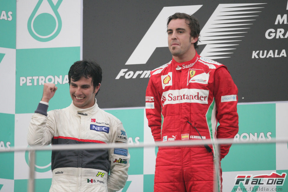 Sergio Pérez y Fernando Alonso en lo más alto del podio del GP de Malasia 2012