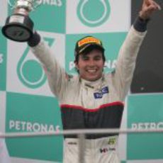 Sergio Pérez levanta su trofeo en el GP de Malasia 2012