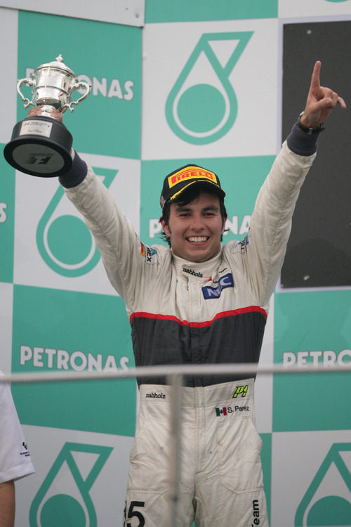 Sergio Pérez levanta su trofeo en el GP de Malasia 2012