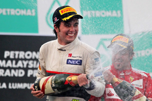 Sergio Pérez descorcha el champán en el podio de Malasia 2012