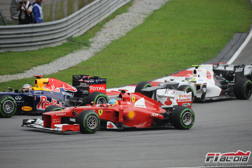 Fernando Alonso intenta adelantar por fuera en Malasia 2012