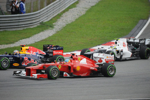 Fernando Alonso intenta adelantar por fuera en Malasia 2012