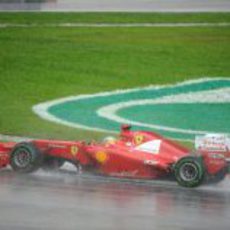 Fernando Alonso rueda sobre el agua de Malasia