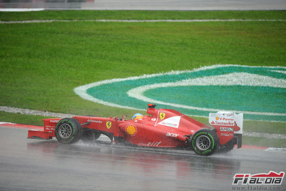 Fernando Alonso rueda sobre el agua de Malasia